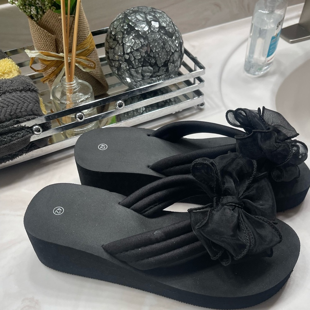 Women’s black sandals with bow over toes size 42 eur or 9 USA